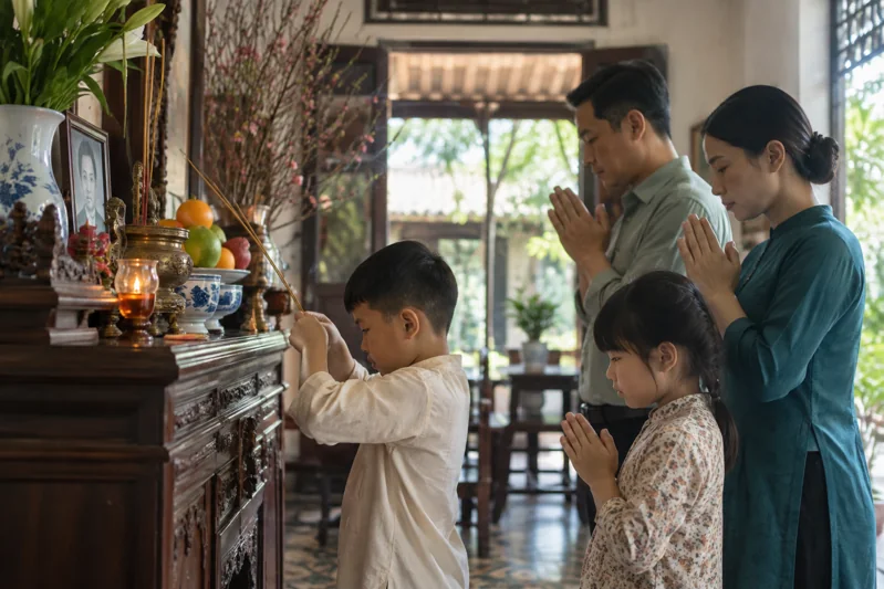Gia đình trước bàn thờ tổ tiên; không dùng chân dung người thật chưa được phép.